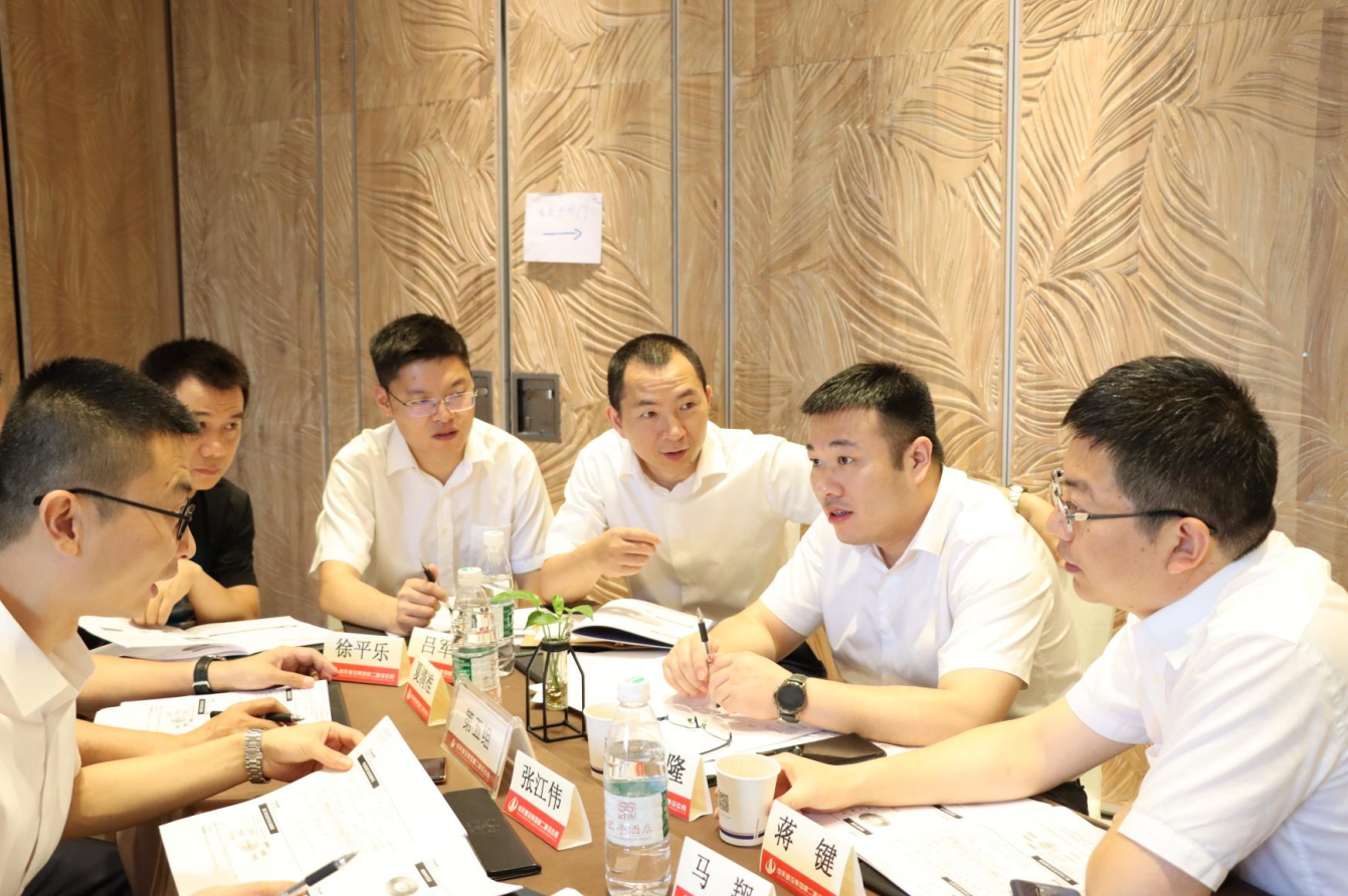 2021年6月25日-26日，PG二建组织开展了2021年中高层主管执行力培训。本次培训特邀清华、北大、上海交大总裁班讲师，中国企业家协会特聘高级讲师许晋老师进行授课。